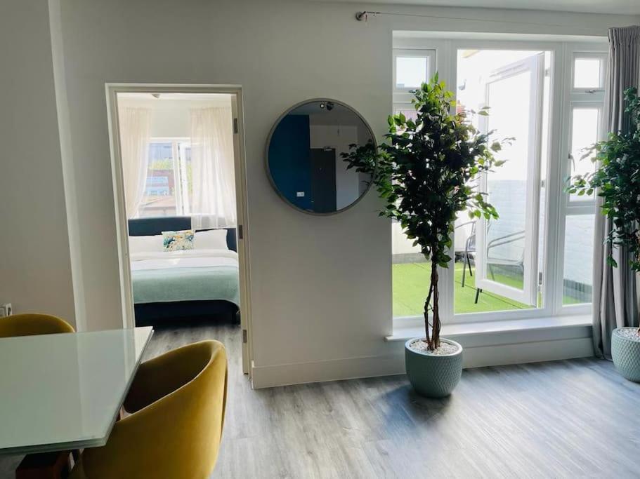 Stunning Huge Openplan 2Bed Flat Leilighet Woking Eksteriør bilde
