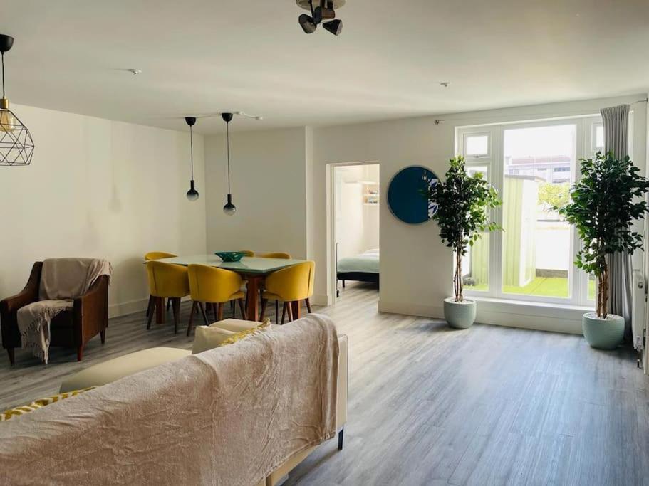 Stunning Huge Openplan 2Bed Flat Leilighet Woking Eksteriør bilde