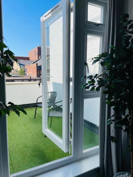 Stunning Huge Openplan 2Bed Flat Leilighet Woking Eksteriør bilde