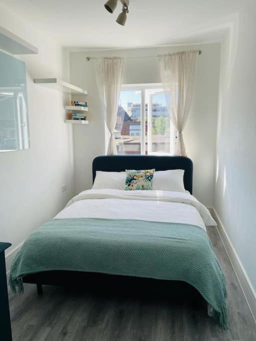 Stunning Huge Openplan 2Bed Flat Leilighet Woking Eksteriør bilde
