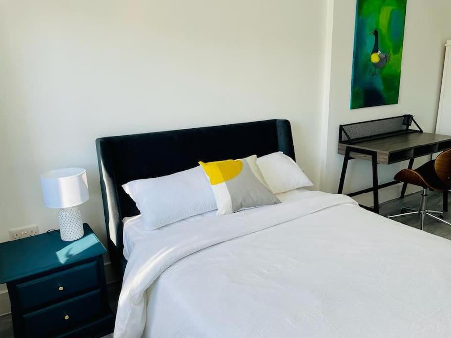 Stunning Huge Openplan 2Bed Flat Leilighet Woking Eksteriør bilde