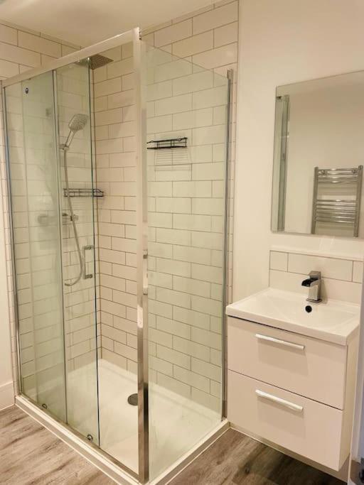 Stunning Huge Openplan 2Bed Flat Leilighet Woking Eksteriør bilde