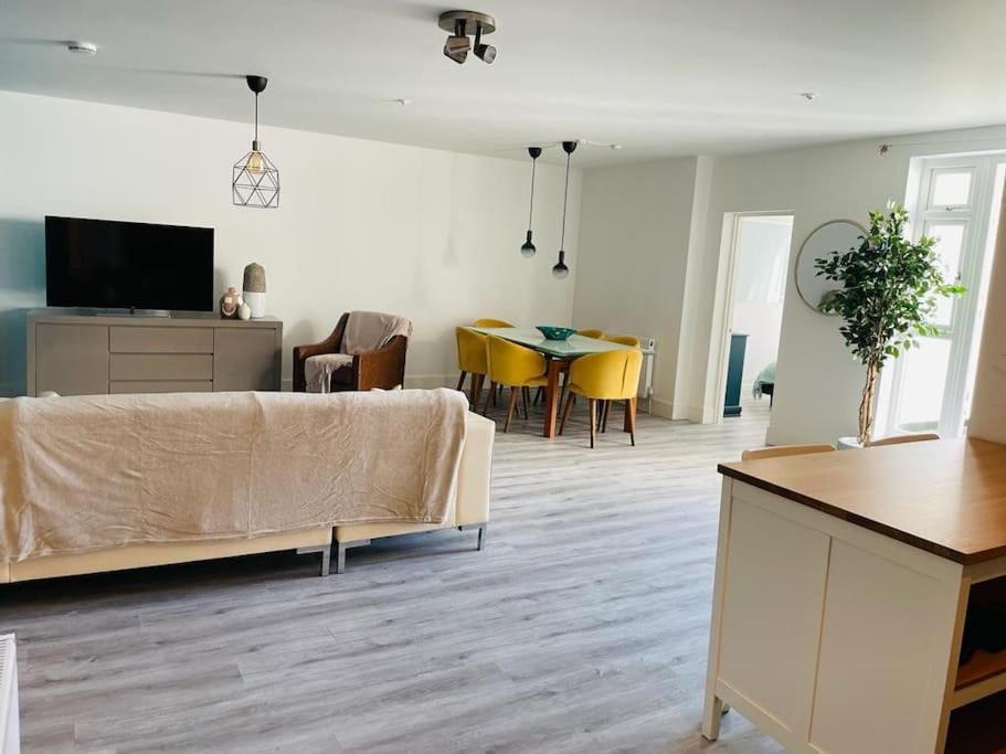 Stunning Huge Openplan 2Bed Flat Leilighet Woking Eksteriør bilde